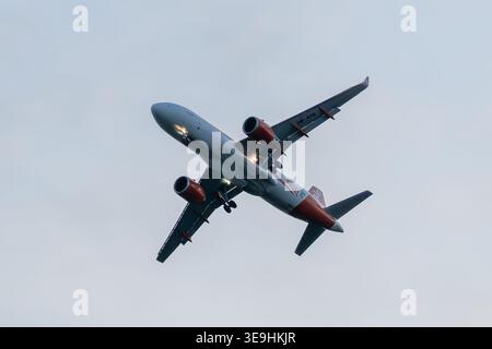 Ein Airbus A320neo von easyJet Switzerland mit der Registrierung HB-AYN beim Start oder Landung mit ausgefahrenem Fahrwerk und eingeschalteten Lichtern vor bewölktem Himmel. Foto : Eibner-Pressefoto/Thomas Hess Banque D'Images
