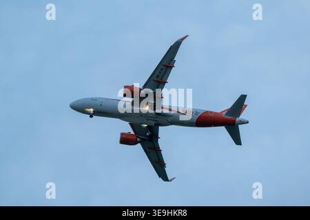 Ein Airbus A320-251N (HB-AYM) der easyJet Switzerland mit ausgefahrenem Fahrwerk und eingeschalteten Landelichtern im Anflug auf den EuroAirport Basel Mulhouse Freiburg. Foto : Eibner-Pressefoto/Thomas Hess Banque D'Images