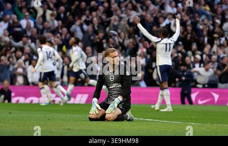 Londres, Royaume-Uni. 18 avril 2026. Objectif. Alors que les joueurs des Spurs célèbrent Bart Verbruggen (Brighton, gardien de but) semble abattu lors du match de première League Tottenham Hotspur V Brighton et Hove Albion au Tottenham Hotspur Stadium, à Londres. Cette image est RÉSERVÉE à UN USAGE ÉDITORIAL. Licence requise de Football DataCo pour toute autre utilisation. Crédit : MARTIN DALTON/Alamy Live News Banque D'Images