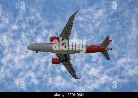 Eimeldingen GER, Flugverkehr, Eimeldingen, 18.04.2026 Ein EasyJet Airbus A320neo Registrierung HB-AYN mit ausgefahrenem Fahrwerk fliegt vor einem blauen Himmel mit Wolken, von unten gesehen. *** Eimeldingen GER, Air Traffic, Eimeldingen, 18 04 2026 un Airbus A320neo EasyJet immatriculé HB AYN avec train d'atterrissage étendu vole devant un ciel bleu avec nuages, vu d'en bas Copyright : xEibner-Pressefoto/ThomasxHessx EP THS Banque D'Images