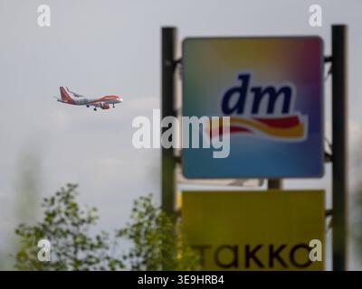 Eimeldingen GER, Flugverkehr, Eimeldingen, 18.04.2026 Ein EasyJet Airbus A320neo mit ausgefahrenem Fahrwerk überfliegt verschwommene Werbeschilder von dm und Takko. *** Eimeldingen GER, Air Traffic, Eimeldingen, 18 04 2026 un Airbus A320neo EasyJet avec train d'atterrissage étendu survole des panneaux publicitaires flous de dm et Takko Copyright : xEibner-Pressefoto/ThomasxHessx EP THS Banque D'Images