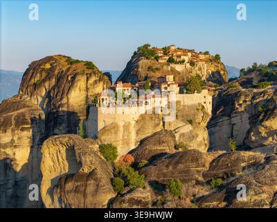 Monastères de Varlaam et Great Meteoron au lever du soleil, Météores, Grèce Banque D'Images