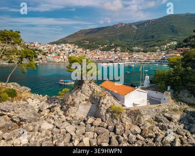 Vue aérienne de l'île de Panagia et de la baie de Parga, Grèce Banque D'Images