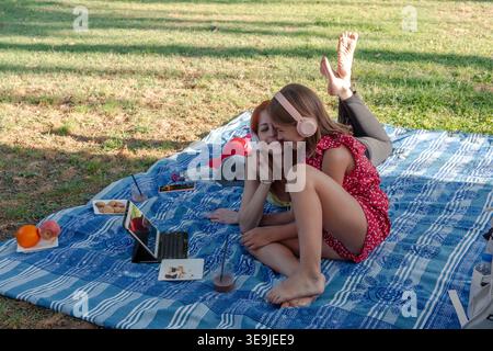 Mère et fille appréciant le temps de pique-nique à l'extérieur Banque D'Images