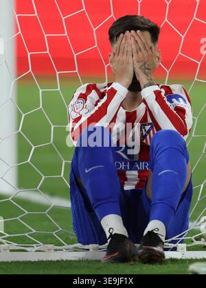 Sevilla, Espagne. 18 avril 2026. Alex Baena de l'Atletico de Madrid lors de la finale de la Copa del Rey entre l'Atletico de Madrid et la Real Sociedad a joué au stade la Cartuja le 18 avril 2026 à Séville, en Espagne. (Photo de Antonio Pozo/PRESSINPHOTO) crédit : AGENCE SPORTIVE PRESSINPHOTO/Alamy Live News Banque D'Images