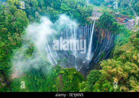 Prise de vue aérienne par drone de la superbe cascade de Tumpak Sewu, East Java, Indonésie. Banque D'Images