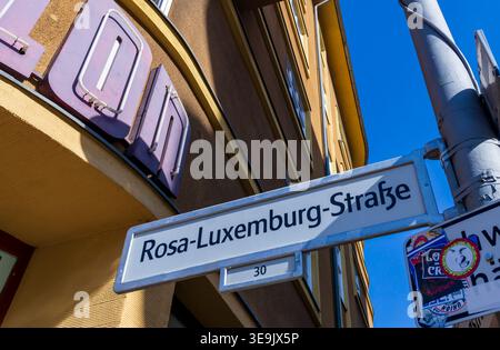 Panneau Rosa-Luxemburg-Straße près du bâtiment du cinéma Kino Babylon à Berlin-Mitte, Allemagne. Straßenschild, Schild, Rosa Luxemburg. Banque D'Images