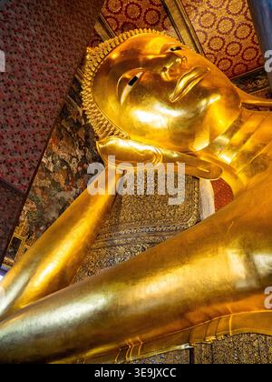 Le Bouddha allongé à Bangkok Banque D'Images