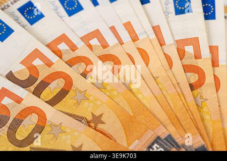 Photographie de cinquante billets d'euros. Image représentant cinquante billets en euros convenant aux discussions sur les salaires et les transactions en espèces dans les petites entreprises Banque D'Images