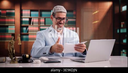 Joyeux avocat reçoit une lettre positive confirmant le résultat juridique gagnant Banque D'Images