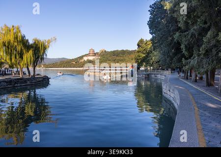 Le Palais d'été de Pékin est le jardin impérial le mieux préservé de Chine, dominé par la colline de longévité et le lac Kunming Banque D'Images