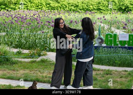 Tachkent, Ouzbékistan. 18 avril 2026. Les touristes apprécient leur voyage au Centre de Tachkent du jardin Global Allium Chine-Ouzbékistan à Tachkent, Ouzbékistan, le 18 avril 2026. Diverses espèces d'alliums sont maintenant en pleine floraison au Centre de Tachkent du jardin global d'allium Chine-Ouzbékistan. Crédit : Zafar Khalilov/Xinhua/Alamy Live News Banque D'Images
