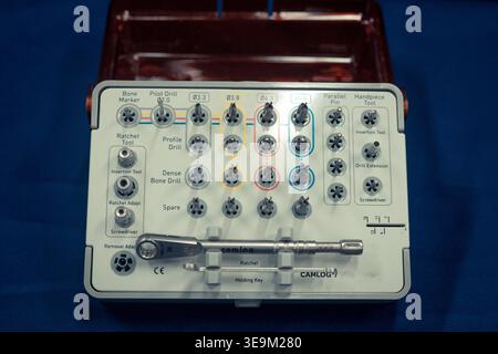 Jeu de buses de perçage pour une machine à bur dentaire pour implants. Kit de cône chirurgical. Macro, gros plan. Concept des technologies dentaires contemporaines Banque D'Images