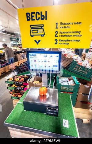 Samara, Russie - 24 mai 2025 : balances numériques avec écran pour peser les produits dans le département légumes du magasin Lenta Banque D'Images