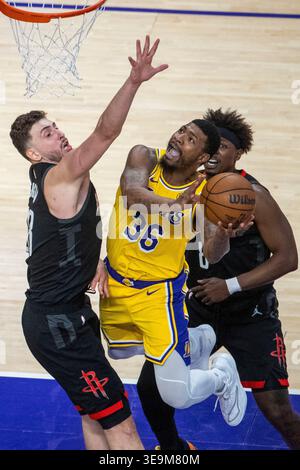 Los Angeles, États-Unis. 18 avril 2026. Marcus Smart (C) des Los Angeles Lakers va au panier lors du match de basket-ball de la série éliminatoire du premier tour de la NBA 2025-2026 entre les Los Angeles Lakers et les Houston Rockets à Los Angeles, aux États-Unis, le 18 avril 2026. Crédit : Ringo Chiu/Xinhua/Alamy Live News Banque D'Images