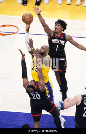 Los Angeles, États-Unis. 18 avril 2026. LeBron James (C) des Los Angeles Lakers monte dans le panier lors du match de basket-ball de la série éliminatoire du premier tour de la NBA 2025-2026 entre les Los Angeles Lakers et les Houston Rockets à Los Angeles, aux États-Unis, le 18 avril 2026. Crédit : Ringo Chiu/Xinhua/Alamy Live News Banque D'Images