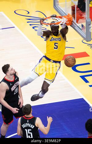 Los Angeles, États-Unis. 18 avril 2026. DeAndre Ayton des Los Angeles Lakers (top) dunks contre les Rockets de Houston lors du match de basket-ball du premier tour de la NBA 2025-2026 entre les Lakers de Los Angeles et les Rockets de Houston à Los Angeles, États-Unis, le 18 avril 2026. Crédit : Ringo Chiu/Xinhua/Alamy Live News Banque D'Images