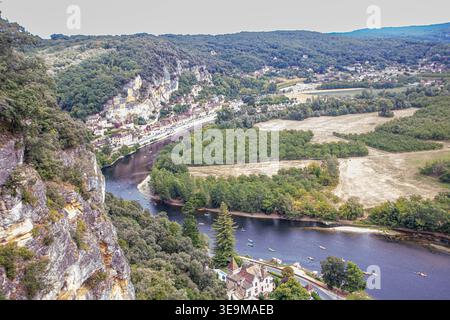 Une vue aérienne panoramique surplombant le village historique unique de la Roque-Gageac, situé contre une falaise de calcaire sur les rives du DO sinueux Banque D'Images