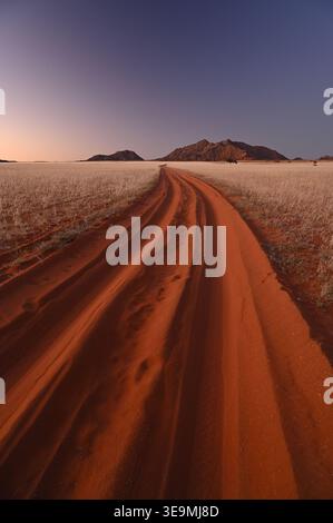 Route de sable au crépuscule, Sossusvlei, parc national Namib-Naukluft, Namibie Banque D'Images