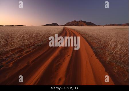 Route de sable au crépuscule, Sossusvlei, parc national Namib-Naukluft, Namibie Banque D'Images