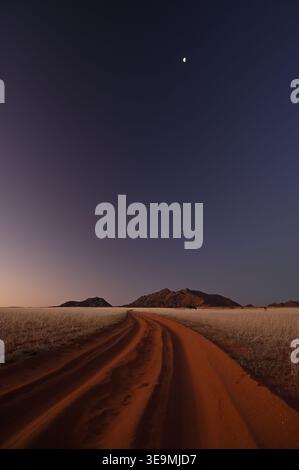 Route de sable au crépuscule, Sossusvlei, parc national Namib-Naukluft, Namibie Banque D'Images
