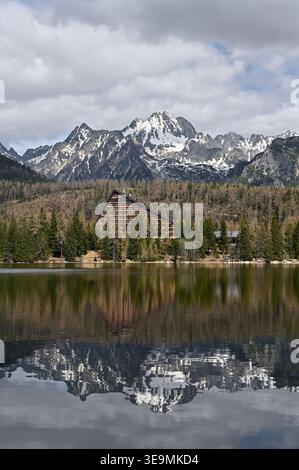Reflet de montagnes enneigées dans un lac à Štrbské Pleso, montagnes des Tatras, Slovaquie Banque D'Images