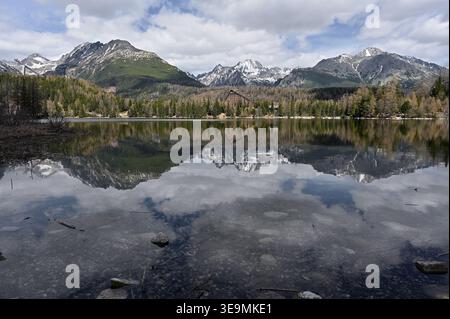 Reflet de montagnes enneigées dans un lac à Štrbské Pleso, montagnes des Tatras, Slovaquie Banque D'Images