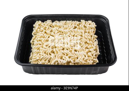 Nouilles ramen déshydratées crues en forme de bloc carré sur fond blanc propre de studio détail minimal de texture d'ingrédient alimentaire. Banque D'Images
