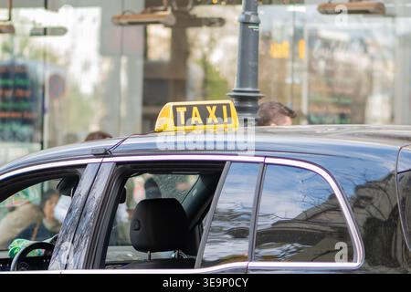 Voiture de taxi avec panneau de toit jaune sur la rue de la ville Vienne. Banque D'Images