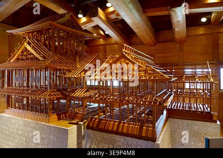 Modèle détaillé à l'échelle en bois de l'architecture traditionnelle japonaise de temple exposé à l'intérieur D'Un hall d'exposition de bois Banque D'Images