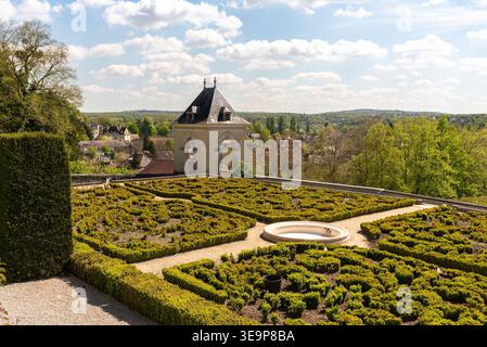 Auvers-sur-Oise, France, 04.14.2026. Le jardin du château d'Auvers (château d'Auvers) Banque D'Images