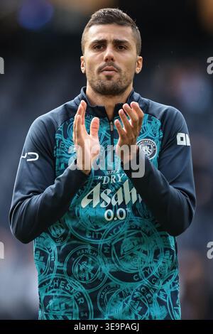 Manchester, Royaume-Uni. 19 avril 2026. Rodrigo de Manchester City applaudit les supporters lors du match de premier League Manchester City vs Arsenal à l'Etihad Stadium, Manchester, Royaume-Uni, le 19 avril 2026 (photo par Mark Cosgrove/News images) crédit : News images LTD/Alamy Live News Banque D'Images