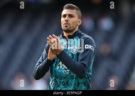 Manchester, Royaume-Uni. 19 avril 2026. Rodrigo de Manchester City applaudit les supporters lors du match de premier League Manchester City vs Arsenal à l'Etihad Stadium, Manchester, Royaume-Uni, le 19 avril 2026 (photo par Mark Cosgrove/News images) crédit : News images LTD/Alamy Live News Banque D'Images