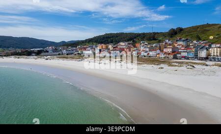 Superbe panorama aérien de la plage de Laxe en Galice. Le rivage de sable blanc fin rencontre des eaux turquoises cristallines, tandis que le fishi caractéristique Banque D'Images