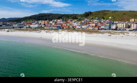 Superbe panorama aérien de la plage de Laxe en Galice. Le rivage de sable blanc et fin rencontre des eaux bleues claires, tandis que le village de pêcheurs caractéristique ne Banque D'Images