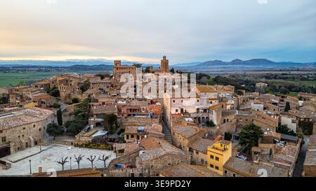 Une vue aérienne époustouflante de Pals, un charmant village médiéval en Catalogne. La photo présente des toits en terre cuite, la Tour des heures et Sant Pere Banque D'Images