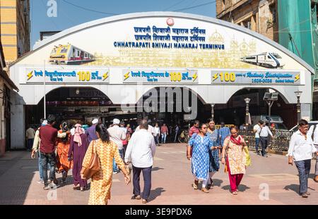 Des gens, des passagers marchant dans et hors de la gare de Mumbai. Entrée à Chhatrapati Shivaji Maharaj Terminus à Mumbai, Maharashtra, Inde. Voyage Banque D'Images