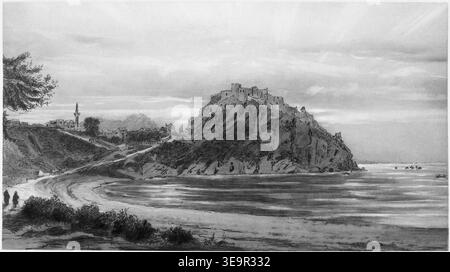 L'archiduc Louis Salvator d'Autriche (1847-1915) a documenté la ville de Parga et son château dans cette photogravure de 1907, prise de la plage de Valtos. L'image met en valeur la beauté côtière de Parga, soulignant son importance historique et géographique. Banque D'Images