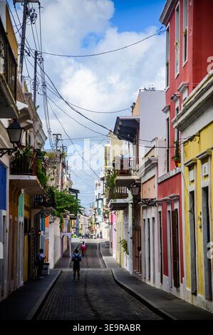 Un homme descend la rue dans le vieux San Juan, Porto Rico le vendredi 16 janvier 2026. Banque D'Images