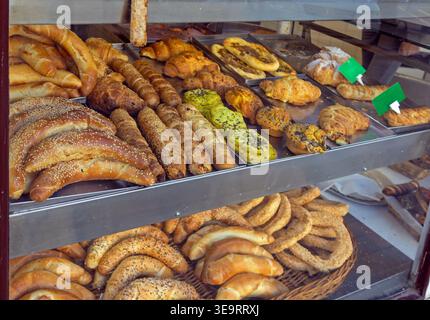 Sélection de pâtisseries fraîches sur étagère en boulangerie Banque D'Images