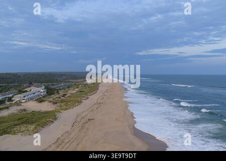 Vue aérienne de Napeague Beach sur long Island avec rivage sablonneux, dunes côtières et maisons dispersées au bord de l'océan Atlantique sous un ciel nuageux. Banque D'Images