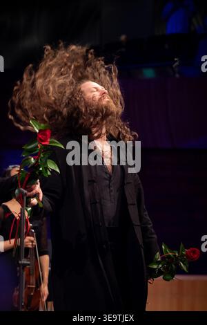 Le baryton basse américain Cody Quattlebaum s’incline avec énergie, ses cheveux volent farouchement autour de son visage après la performance avec il Pomo d’Oro à NOSPR. Banque D'Images