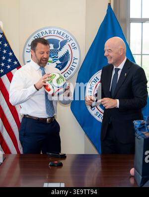 Washington, États-Unis. 15 avril 2026. Le président de la FIFA Gianni Infantino, à droite, présente un ballon de football au secrétaire américain à la sécurité intérieure Markwayne Mullin lors de leur réunion pour discuter de la sécurité lors de la prochaine Coupe du monde au siège du département de la sécurité intérieure, le 15 avril 2026 à Washington, D.C.. Crédit : TIA Dufour/DHS photo/Alamy Live News Banque D'Images