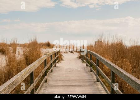 Une promenade en bois à travers les dunes de sable sur la plage à Atlantic City, New Jersey Banque D'Images