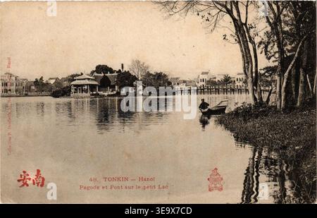 Cette image d'archives montre la pagode et le pont sur le petit lac de Hanoi, capturés au début du XXe siècle. La photographie documente un important monument culturel à Hanoi, reflétant probablement l'architecture traditionnelle de la ville. Banque D'Images