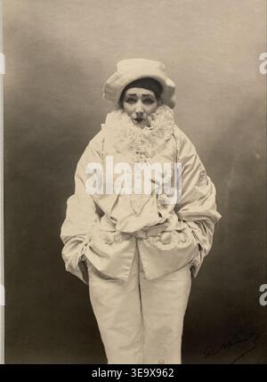 Sarah Bernhardt (1844-1923), légendaire actrice de théâtre française, est représentée dans cette photographie de Paul Nadar de 1883. L'image la capture dans le rôle de Pierrot de la pièce 'Pierrot assassin' de Jean Richepin, jouée au Théâtre du Trocadéro. La photographie d’archive fait partie des collections de la Bibliothèque nationale de France et a été exposée à l’exposition Sarah Bernhardt de 2023 au petit Palais à Paris. Banque D'Images