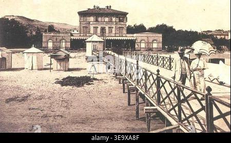 Le Stabilimento di Bagni Marini à San Benedetto del Tronto a ouvert ses portes en juin 1865 en tant que premiers bains de mer publics. Le tirage photographique historique documente le bain et l'hôtel attenant, plus tard détruits pendant la première Guerre mondiale Banque D'Images