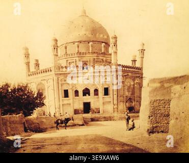 La photographie de Benjamin Simpson de 1880 documente l'entrée du tombeau d'Ahmad Shah Abdali, également connu sous le nom d'Ahmad Shah Durrani, le fondateur de l'Afghanistan moderne, situé à Kandahar. Banque D'Images