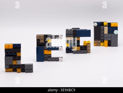 Mot Lego créé à partir de divers blocs de construction en plastique isolés sur un fond blanc de studio Uni. Banque D'Images