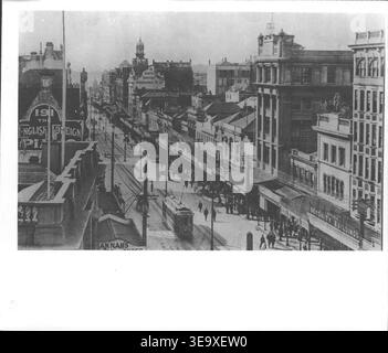 Une vue historique de Queen Street depuis le coin de Victoria Street, Auckland, Nouvelle-Zélande, capturée en 1912. L'image a été publiée dans l'Auckland Weekly News le 12 mai 1912, donnant un aperçu d'Auckland au début du XXe siècle. Banque D'Images